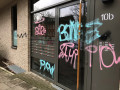 Eingangstr und Fenster vor der Graffitientfernung